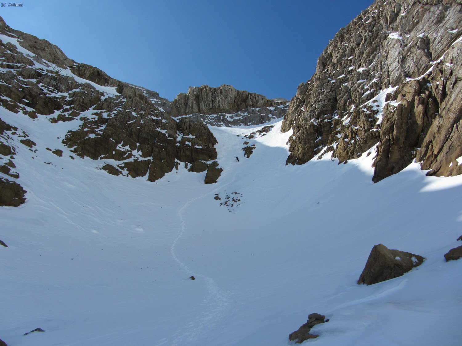 Ganando altura a la sombra sobre nieve muy dura