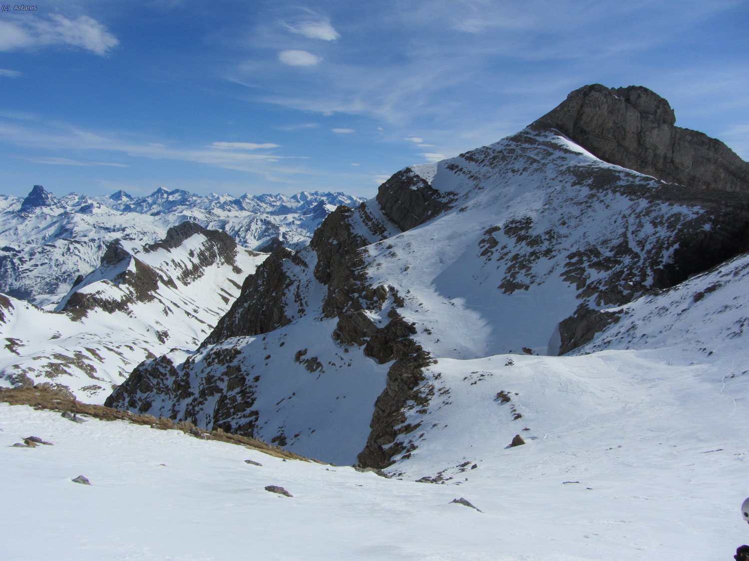 Punta de las Fetas en primer plano y desfile de cimas al fondo