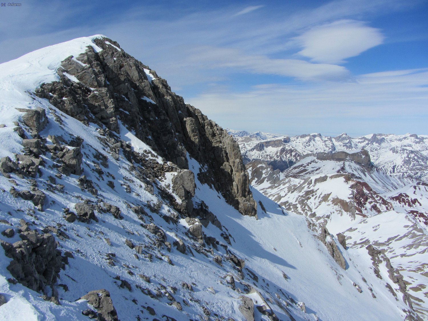 Hacia la cara norte del Bisaur&iacute;n. Las rampas superiores s&iacute; ten&iacute;an nieve pero abajo estaba pelada.