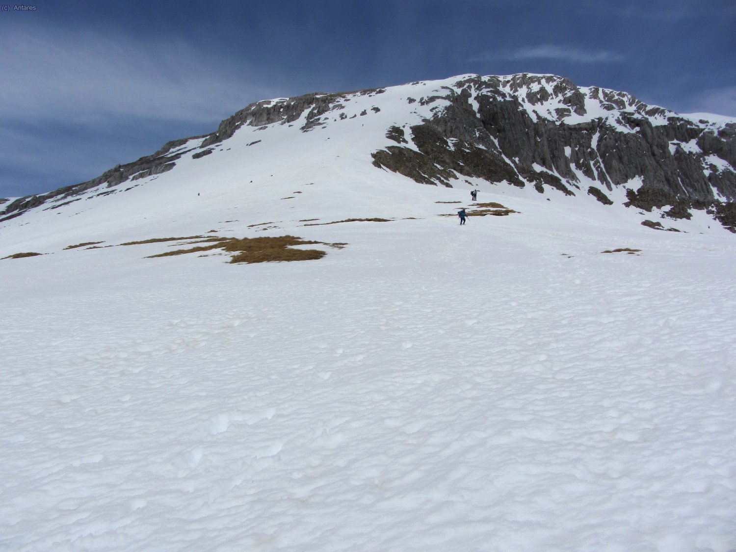 Rampas de nieve blanda bajando por la normal