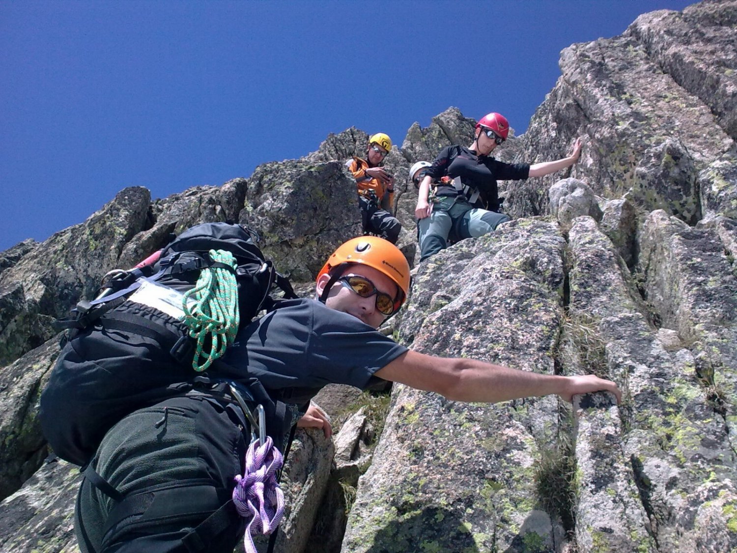 Jordi y compa&ntilde;ia comenzando la trepada.