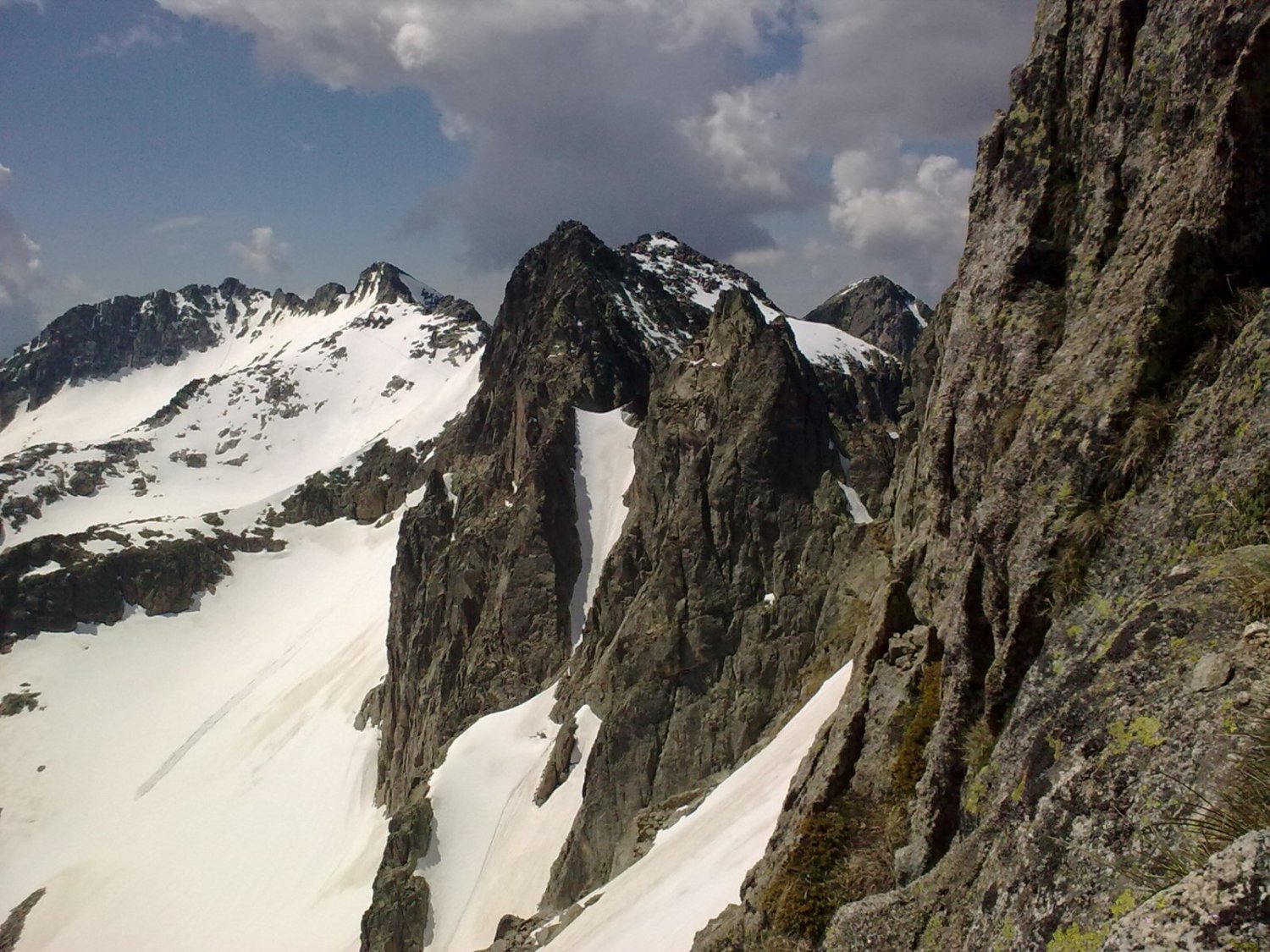 Vista de la cresta de los Besiberris desde la pared del Besiberri Nord.