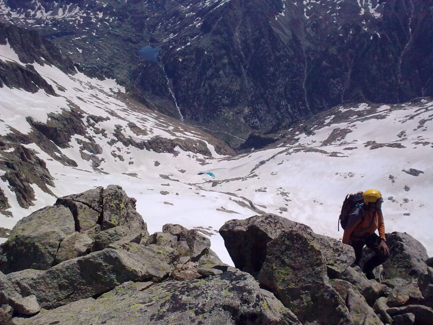 David llegando a la cima. Abajo el Estaby de Malavesina.