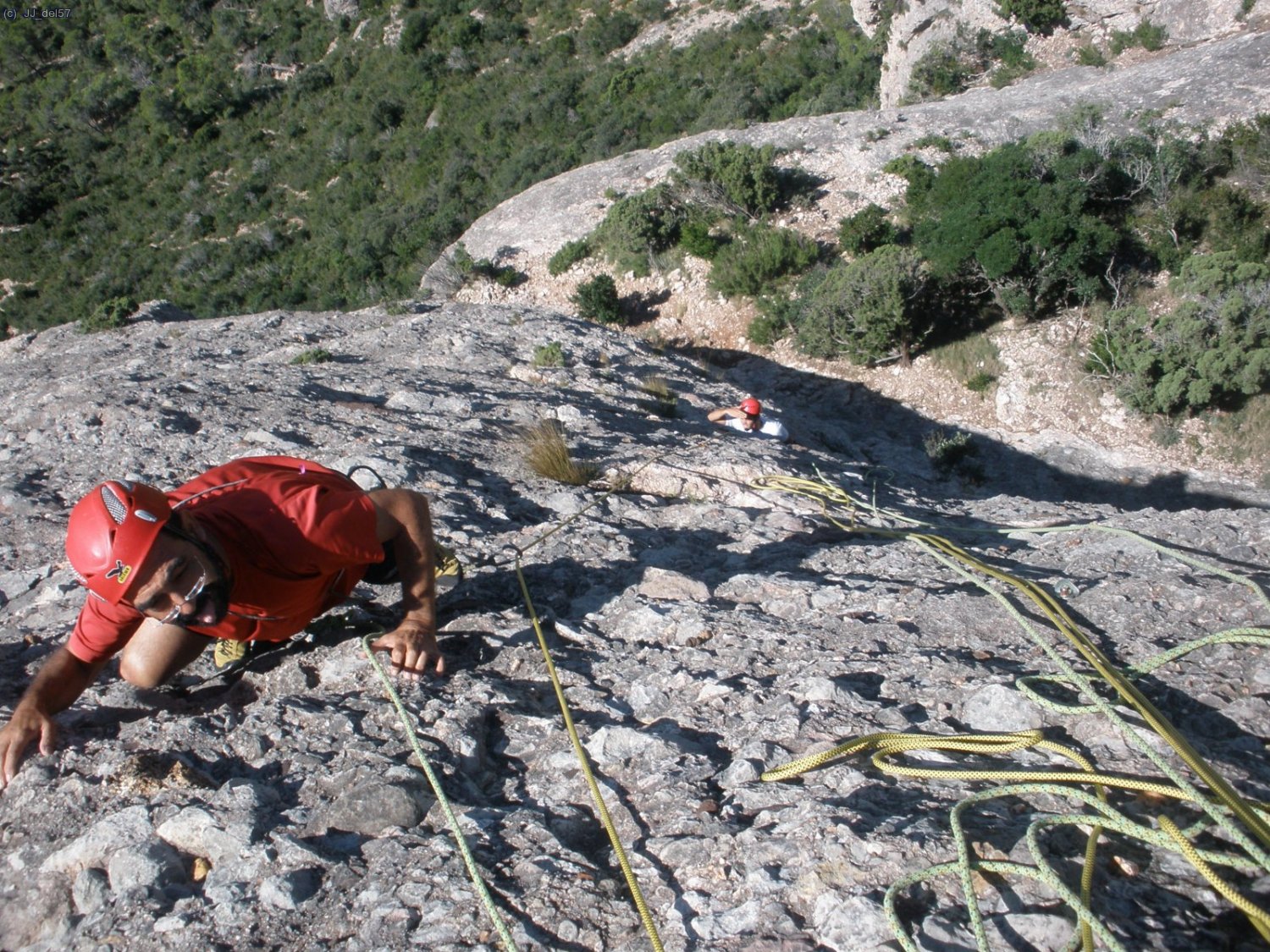 Y a punto de llegar a la cima, el &uacute;ltimo largo aunque empieza con roca un pelin rota a la que se endereza es tambi&eacute;n guapete..