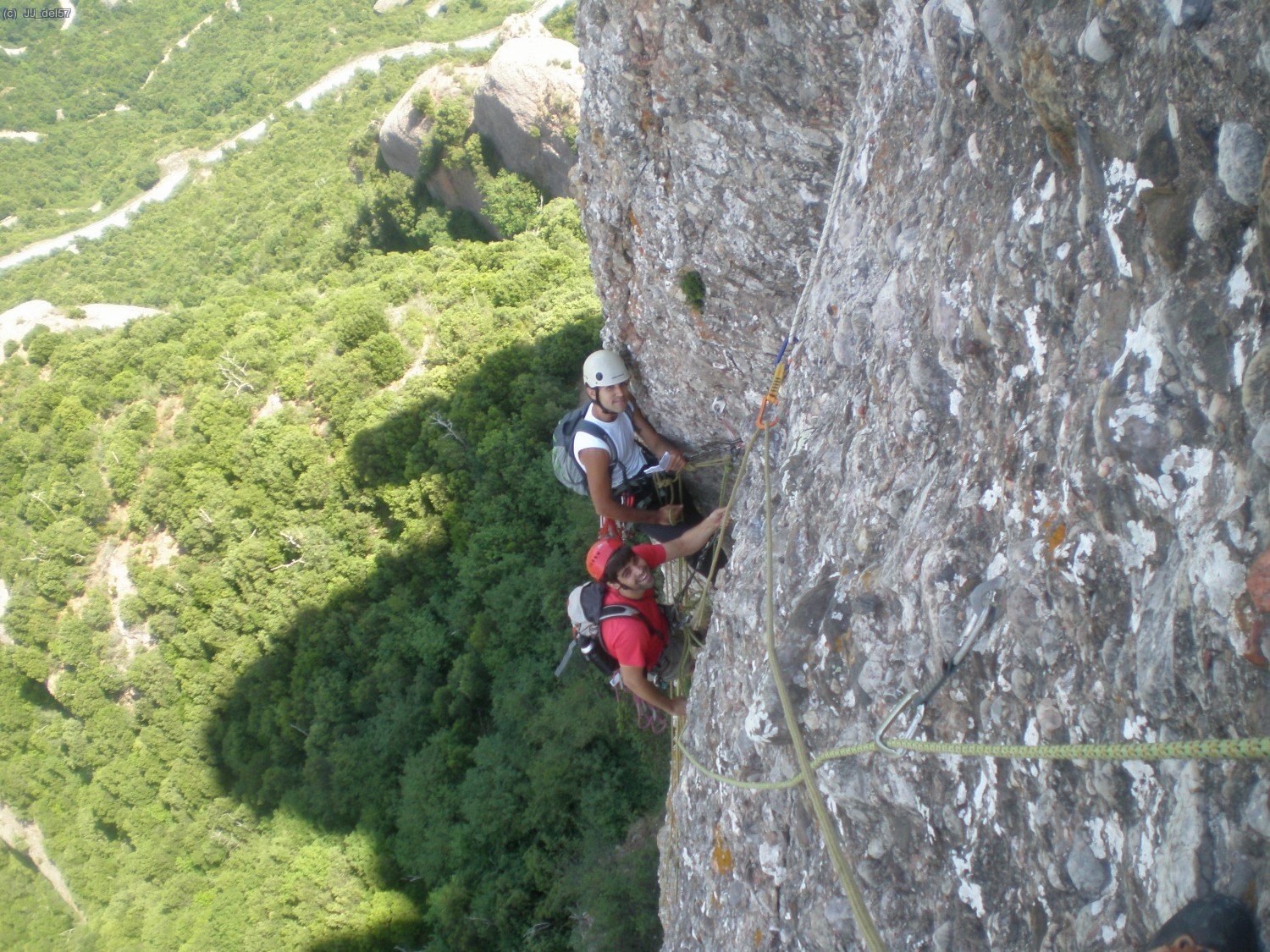 Inicio del 4&ordm; largo, lo que no vi claro hace tres d&eacute;cadas ayer estaba totalmente di&aacute;fano, gracias el puente de roca ya lazado con una baga kilom&eacute;trica