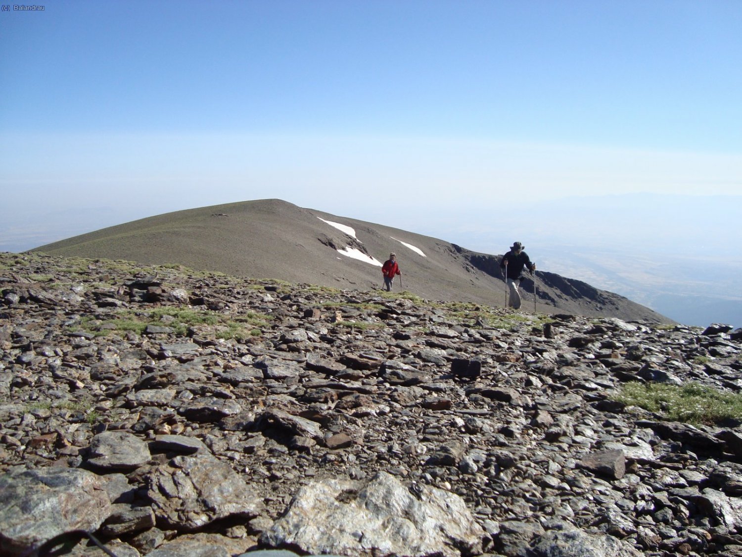 Volviendo del Pic&oacute;n de Jerez 3088 mts. al Puntal de Juntillas 3140 mts. donde tenemos las mochilas.