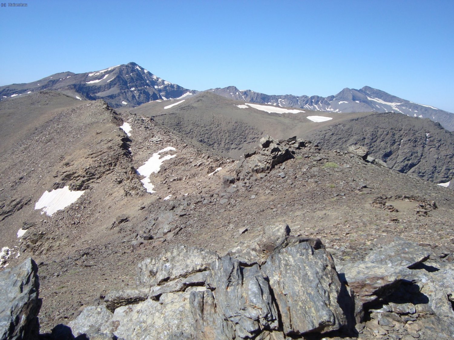 Desde el Puntal de los Cuartos mirando a nuesto futuro.En primer t&eacute;rmino el Collado de los Escapes,La Atalaya y el Pico del Cuervo al final de la linea cimera.Al fondo Alcazaba.Mulhacen,Puntal de la Caldfera,Cerro los Machos y el Veleta.