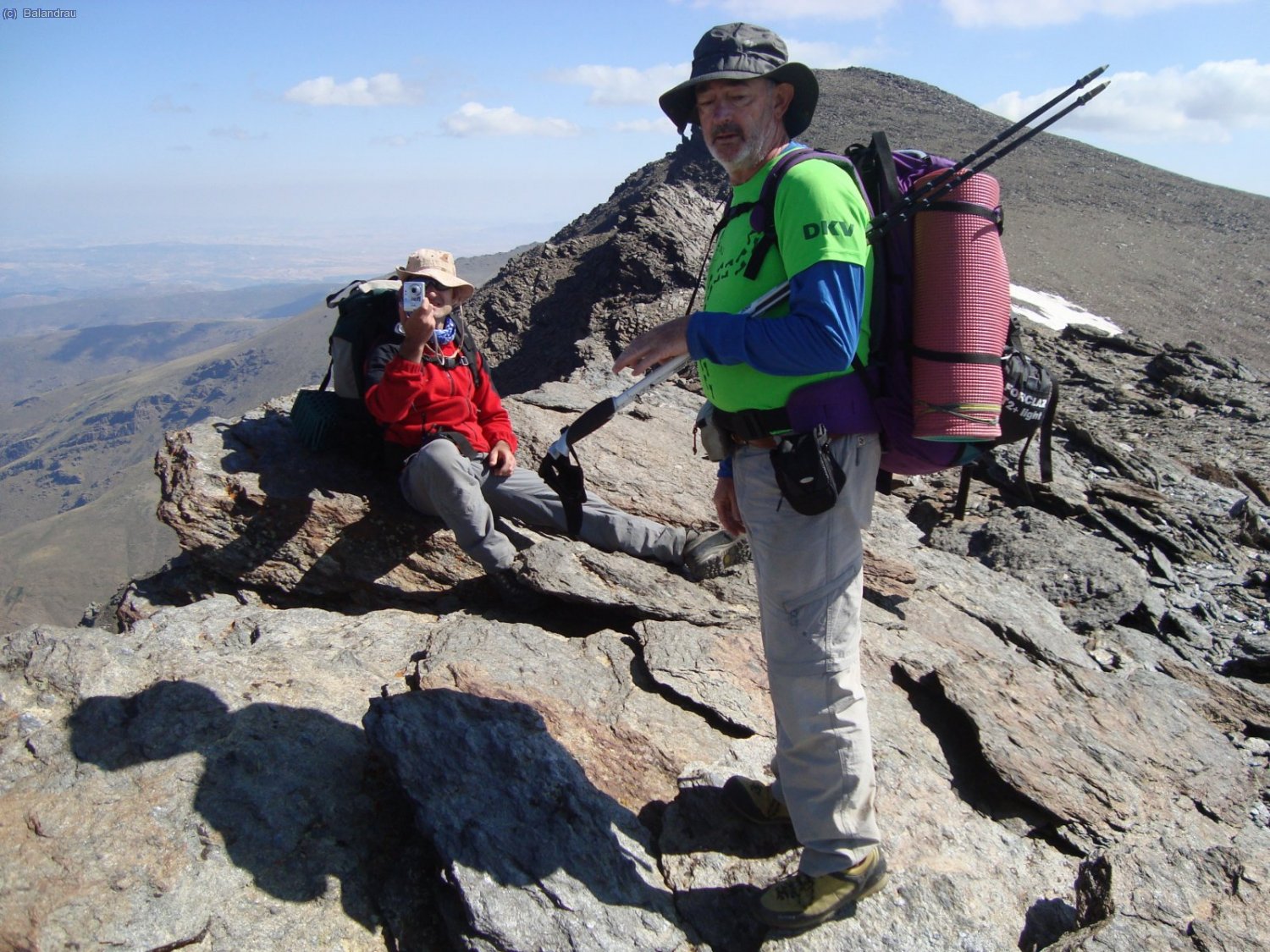 Cumbre del Puntal de la Cornisa de 3313 mts. con la Alcazaba al fondo.