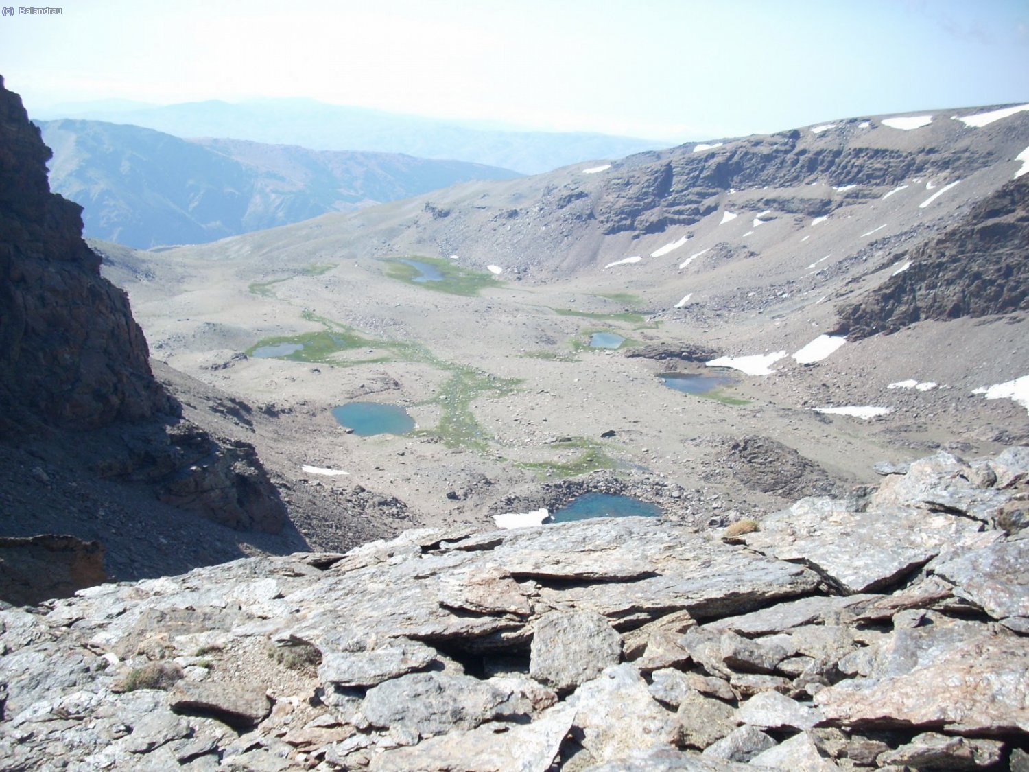 Desde el "Colaero" mirando a 7 Lagunas con la Laguna Hondera al fondo por donde ascenderemos para acceder al Mulhac&eacute;n.