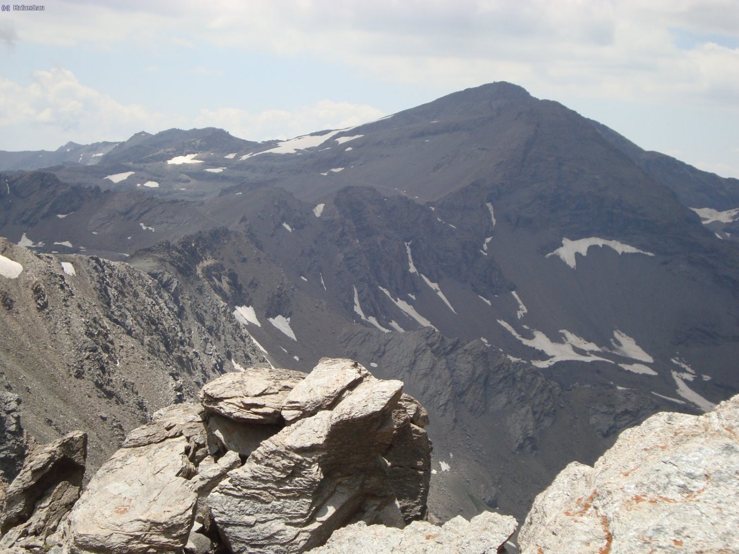 Mirando a nuestro futuro m&aacute;s inmediato (ma&ntilde;ana)el Cerro de los Machoas y detr&aacute;s el Veleta. De hecho,todo lo que s&eacute; v&eacute; desde el centro y a la izquierda ser&aacute; ejecutadio ma&ntilde;ana sin contemplaciones.
