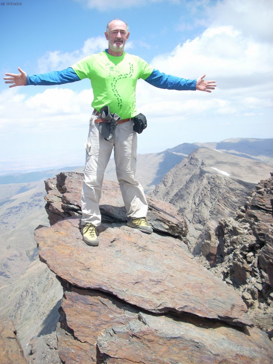 Una de equilibrio desde el Mulhac&eacute;n,con la Alcazaba y la parte oriental de la Sierra al fondo.