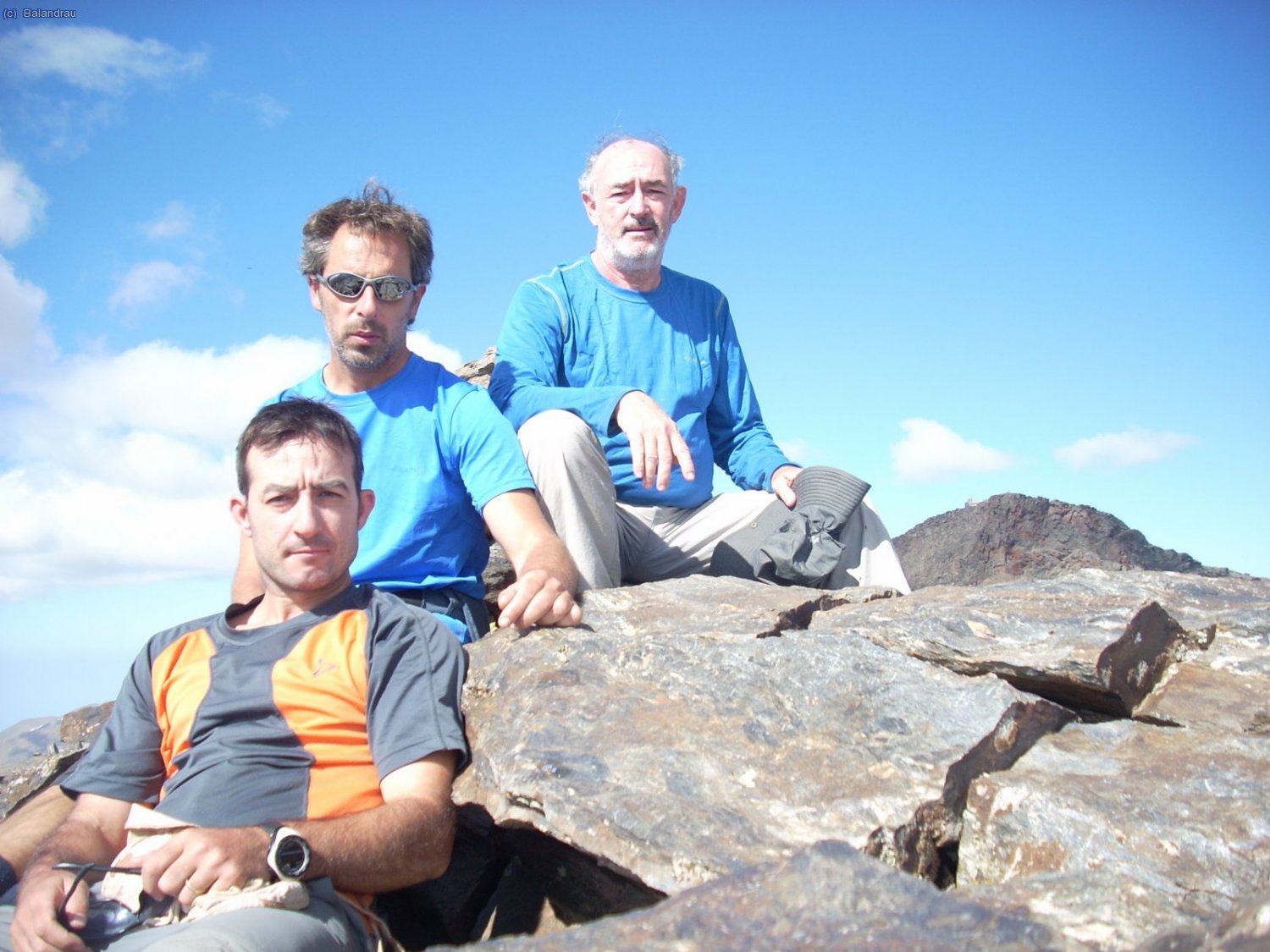 Cumbre del Cerro de los Machos a 3327 mts. con el Veleta a fondo.