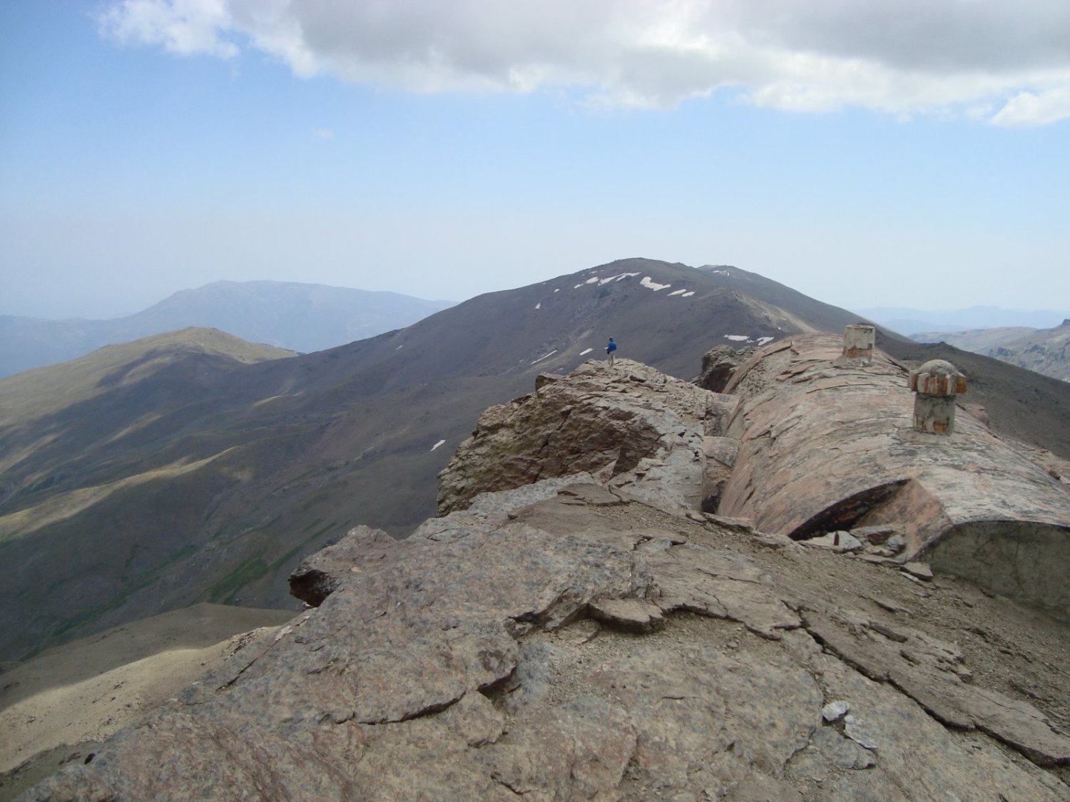 Mirando los &uacute;ltimos tres miles que haremos ma&ntilde;ana,El cerrillo Redondo y el Pico del Tajo de los Machos,para descender sin camino a Capileira.