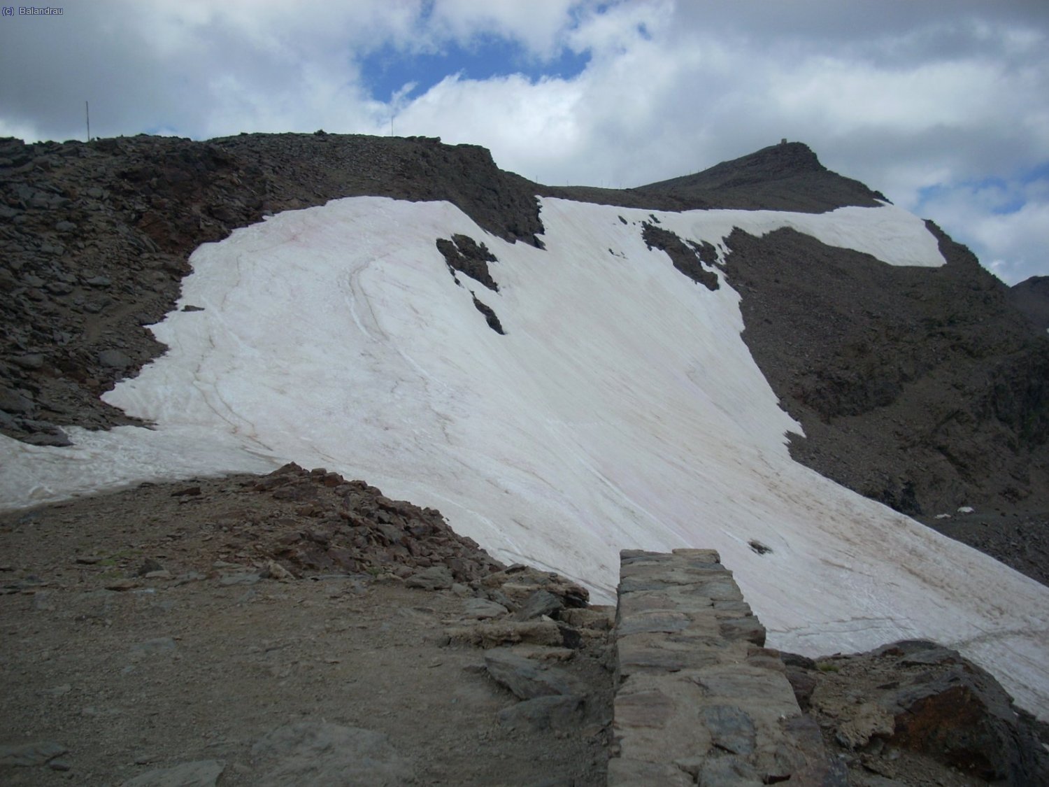 Desde La Carihuela,vista al Veleta con su nevero.
