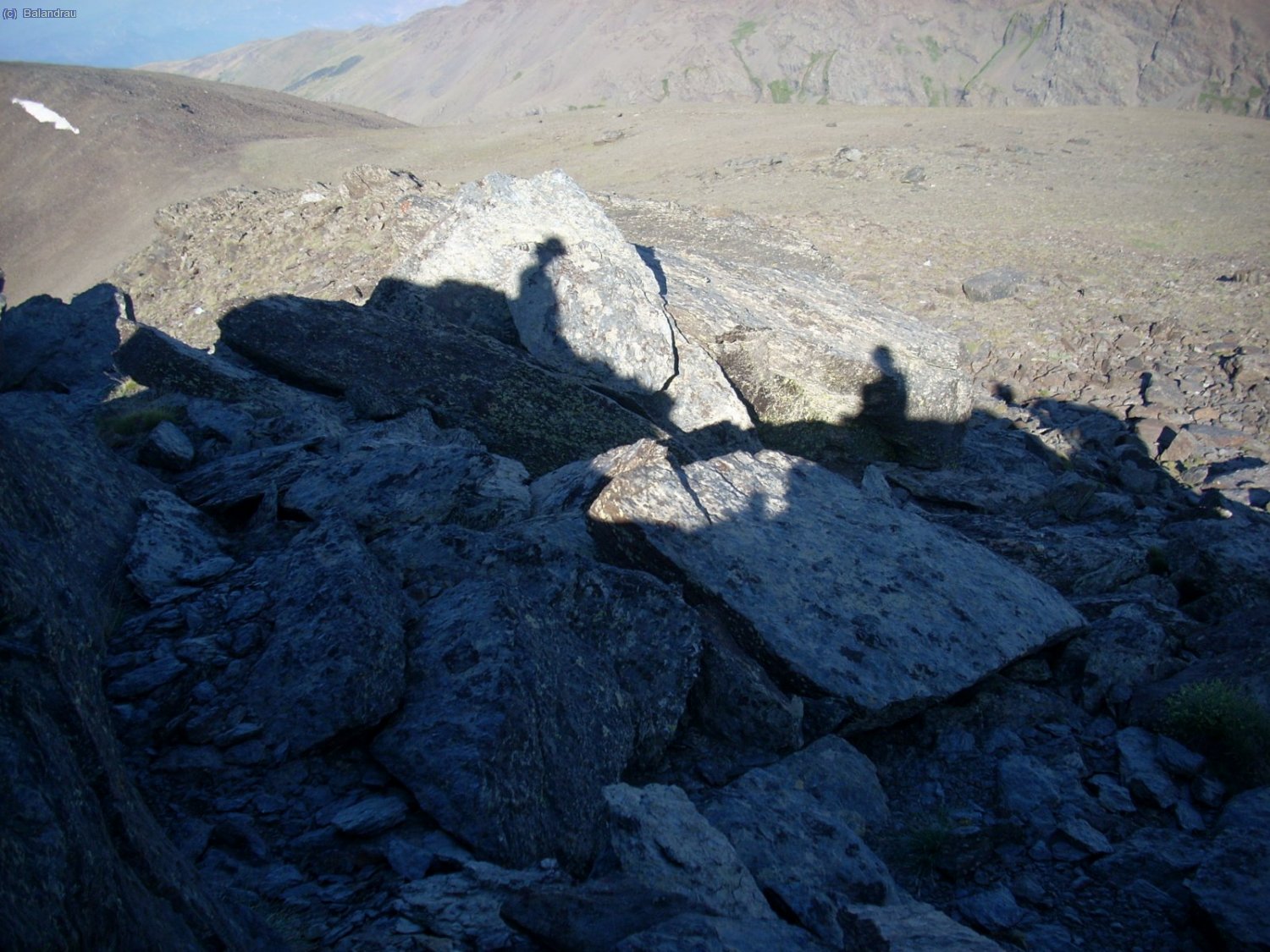 Nuestras sombras y nosotros mismos en la cumbre del Cerrillo Redondo a 3058 mts.