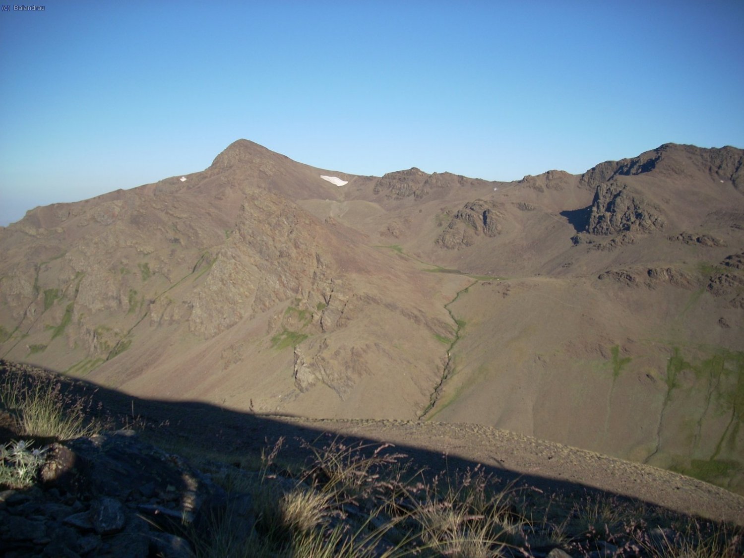 Ascendiendo al Cerrillo Redondo.A nuestra espalda El Cerro del Caballo y donde nace el rio,donde hemos acampado y defendido de los ataques de los enemigos del monta&ntilde;ero (LOS ZORROS).