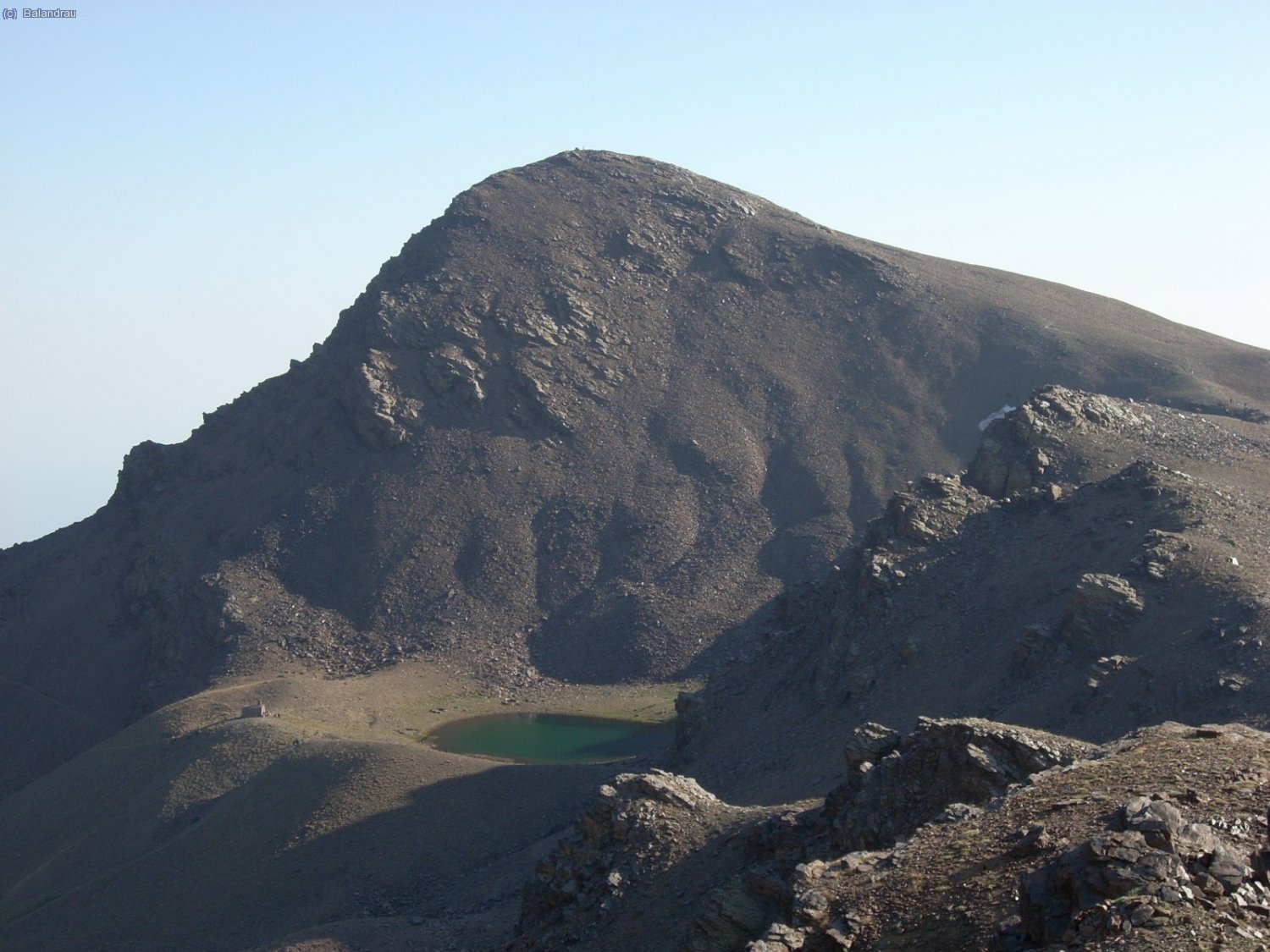 El Cerro del Caballo con su laguna y el refugio,en una bonita estampa.