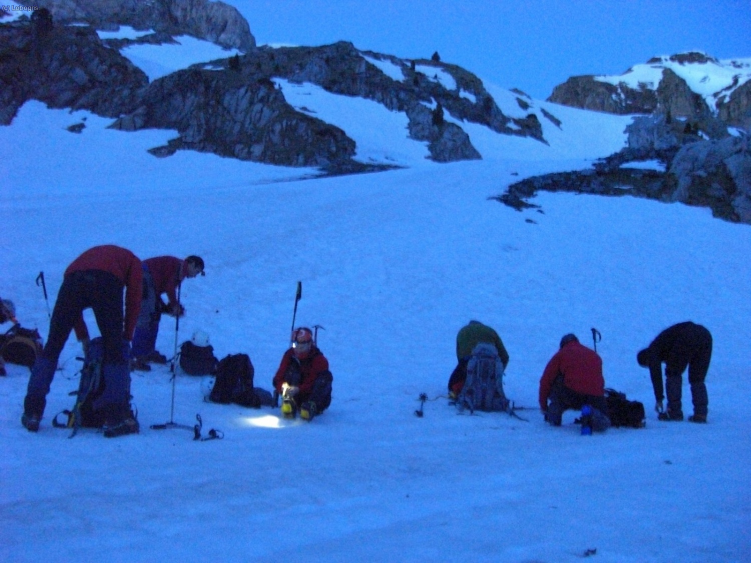 Poniendo grampones al poco de salir de la estaci&oacute;n, a la vista de las primeras palas con pendiente.