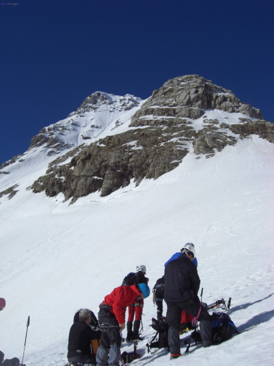Preparando el material por si necesitamos encordar.