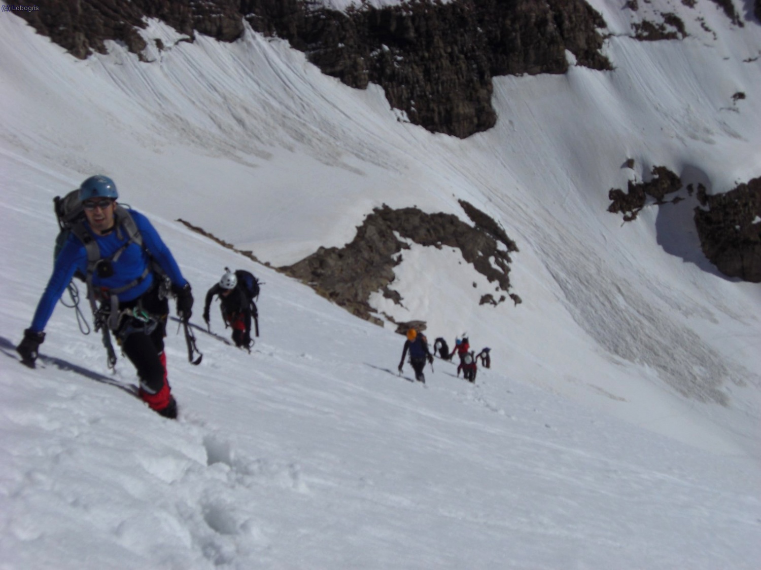 Detras de Jose, el resto del grupo disperso seg&uacute;n los ritmos de cada uno en la ascensi&oacute;n.