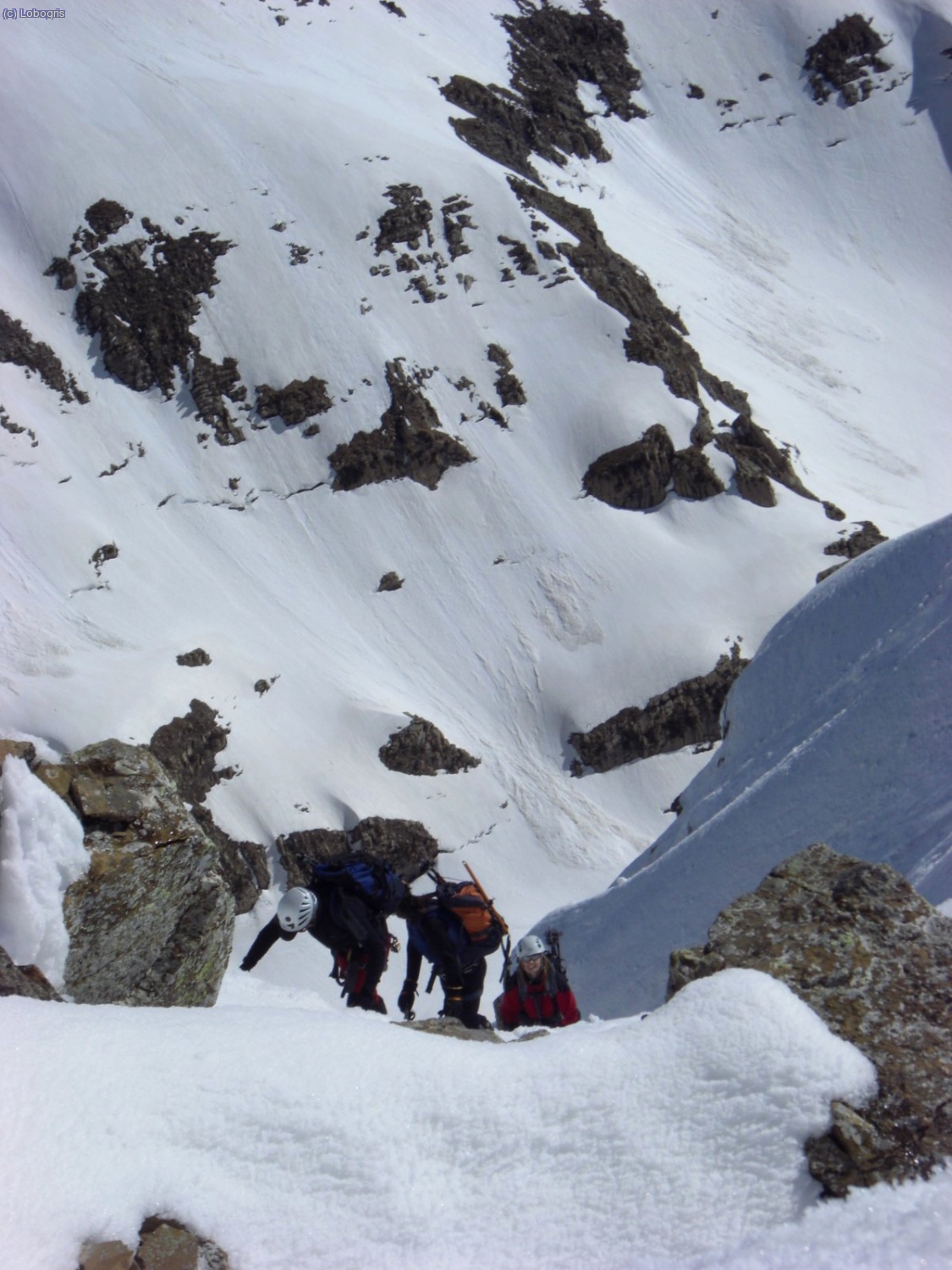 El grupo va llegando. Salida al collado entre la arista y la cima.