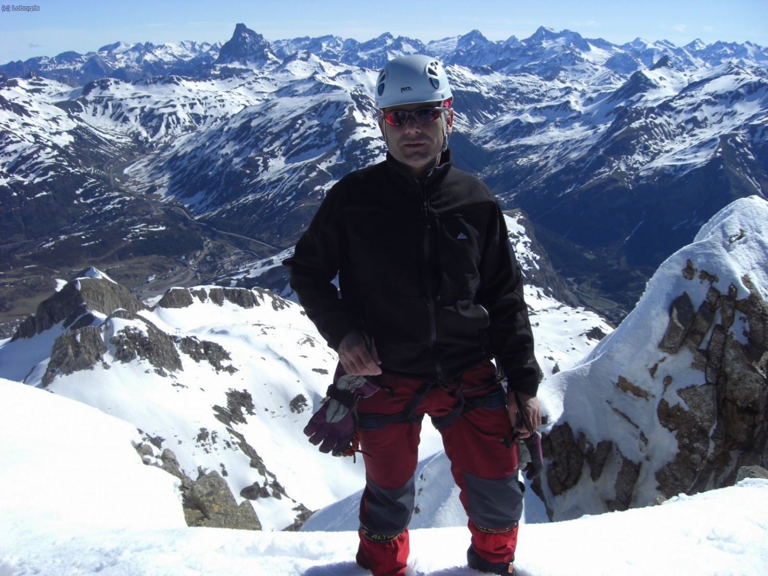 En la cima. Al fondo el Midi d