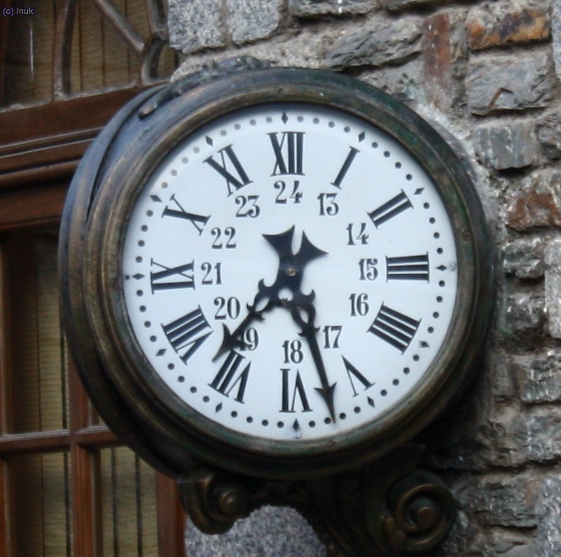 el reloj de la estacion del cremallera de ribes nos anuncia que salimos en 5 m. hacia nuria!