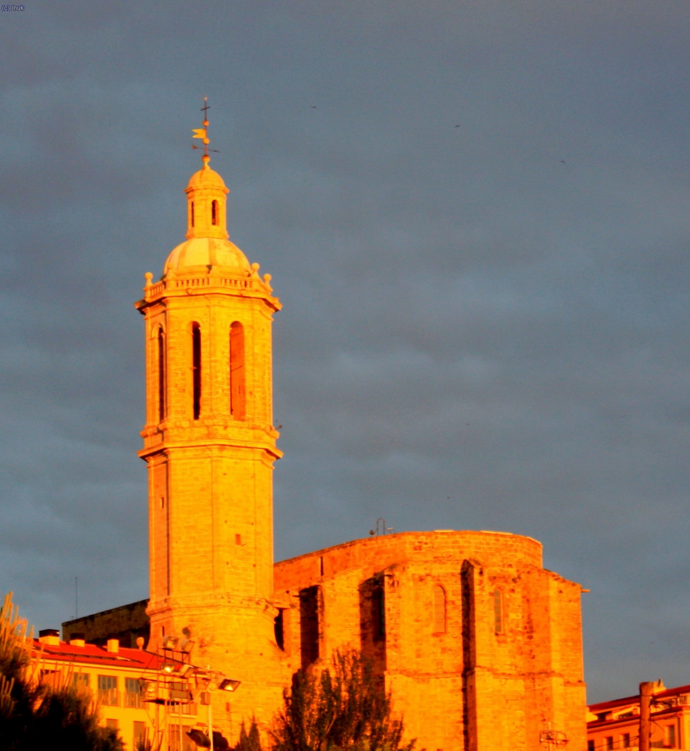el campanario iluminado por este bello amanecer