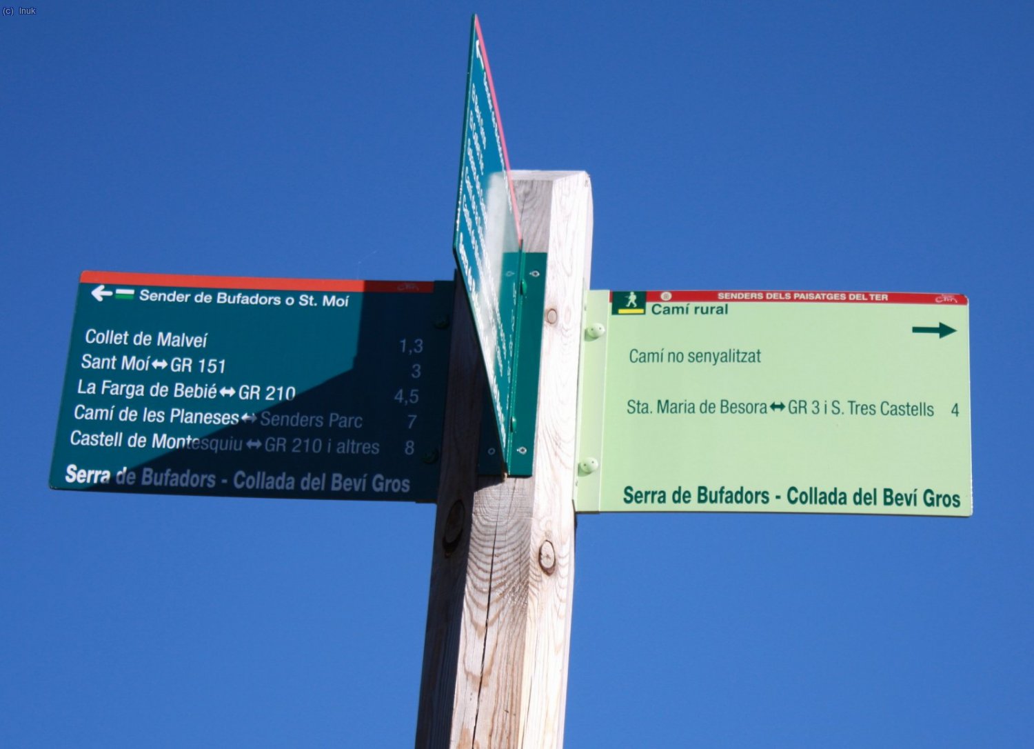 ahora hacia la izquierda.......hacia las paredes de "la serra dels bufadors"