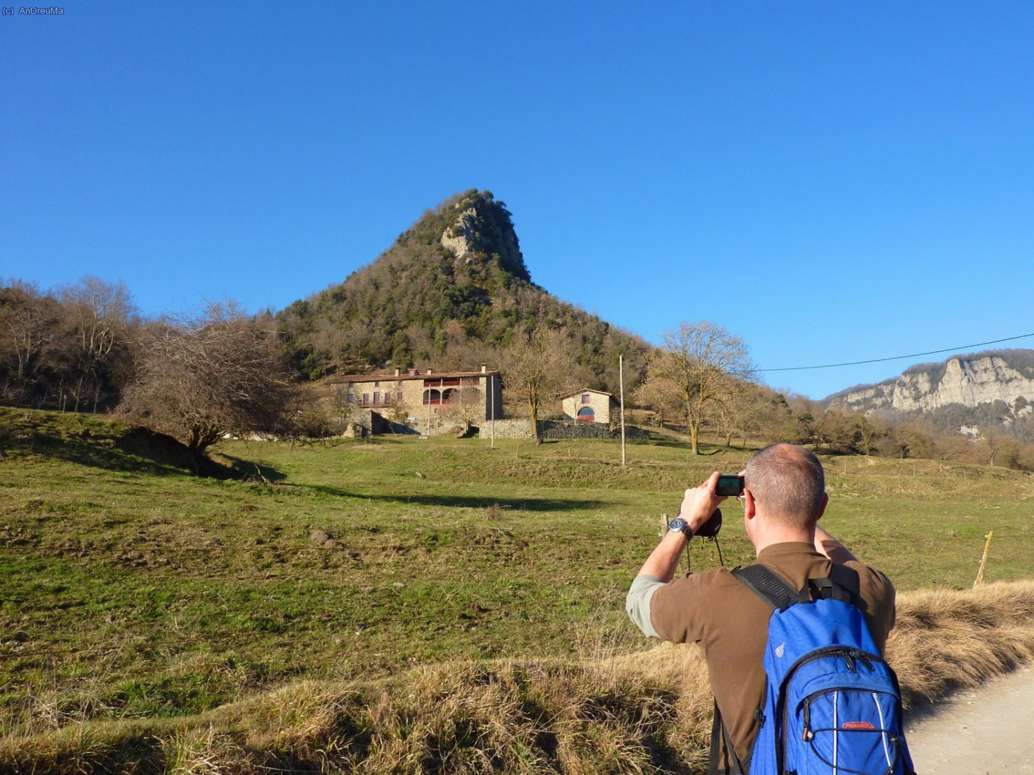 En Xavier fotografiant el Morral de Caselles...  