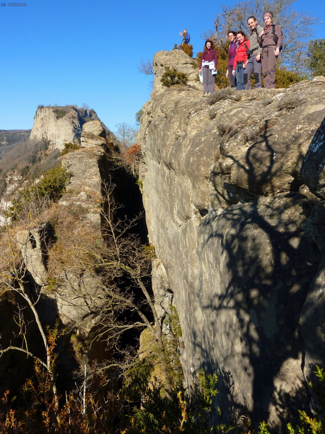 La penya senyalant un pic conegut que s