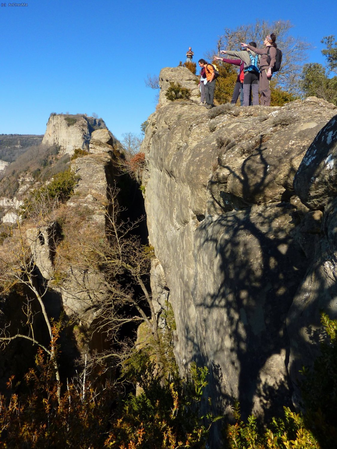 El grup dalt del cam&iacute; carener, amb les Bores als seus peus i el Santuari de Cabrera al fons! 