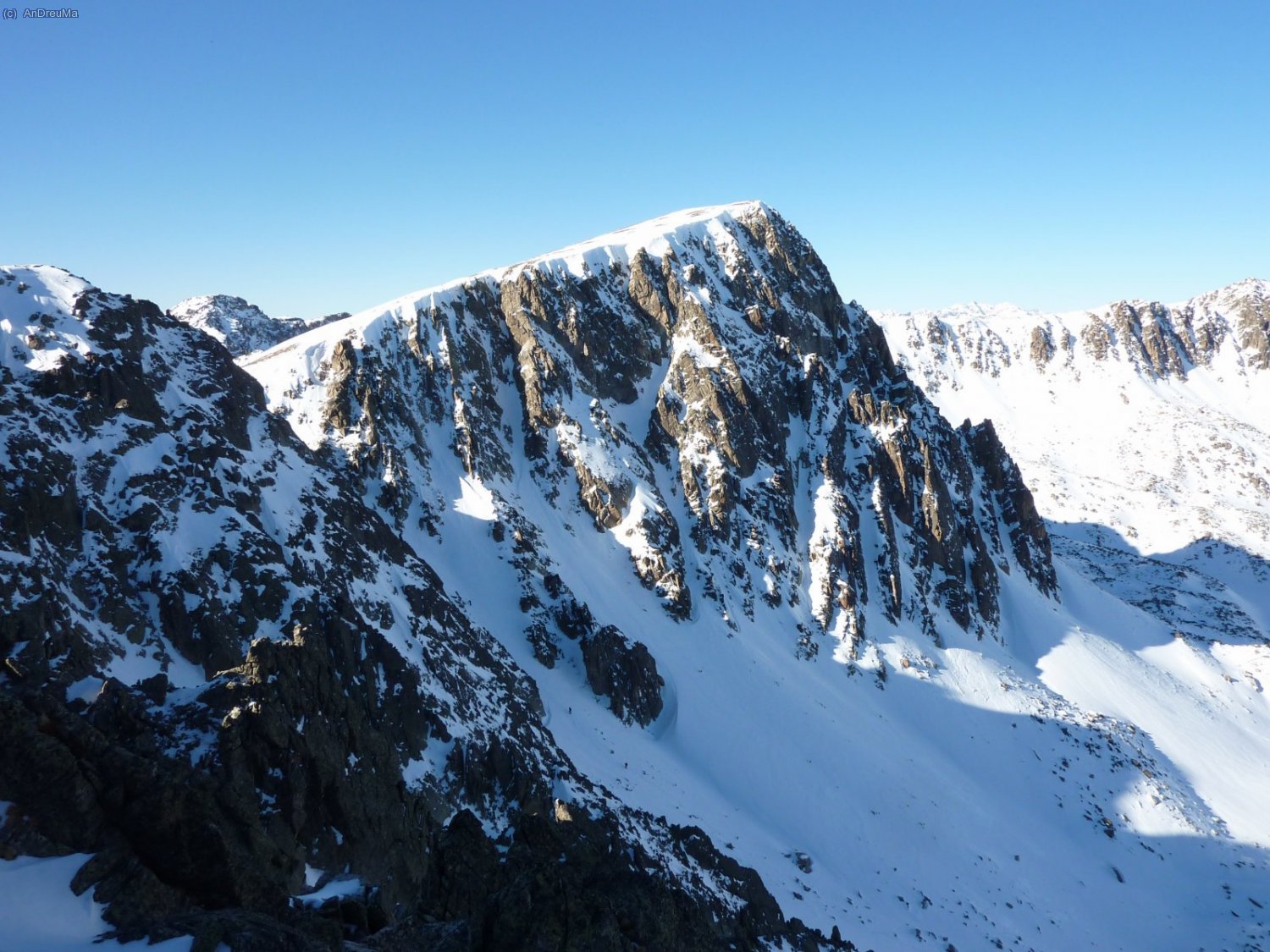 Imatge del Pic de Pessons i la Canal dels Isards, amb els companys pujant!
 