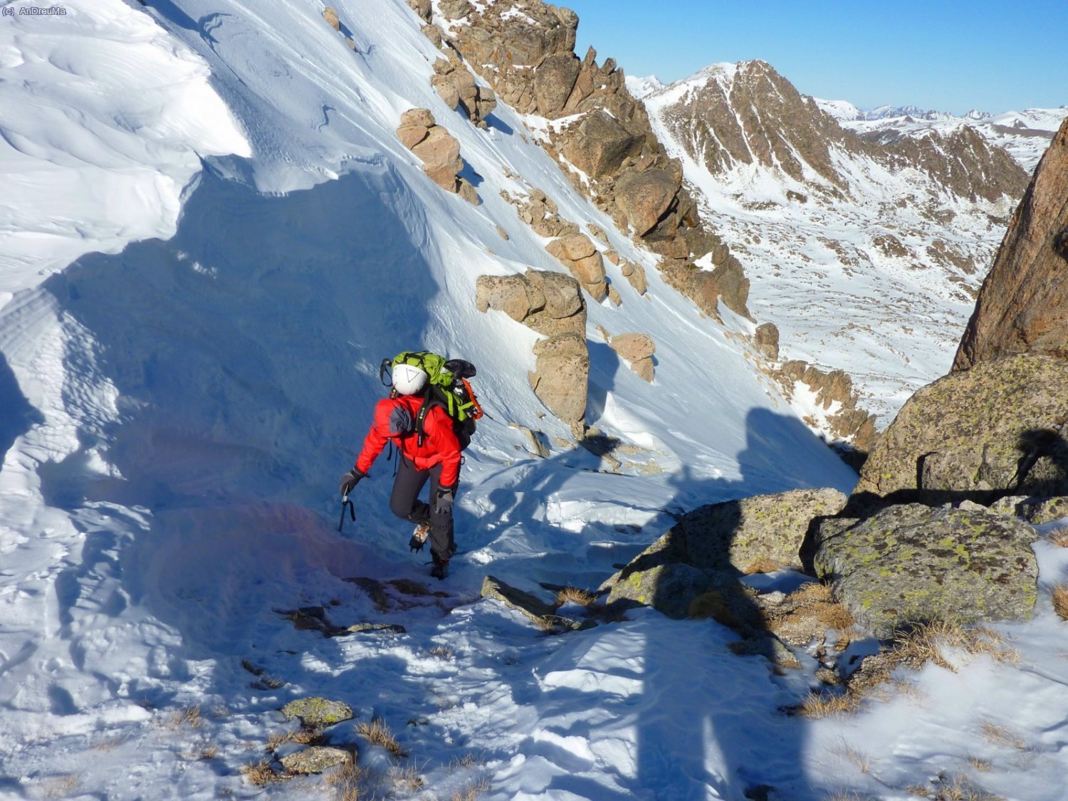 La Victoria surt de la Canal. 