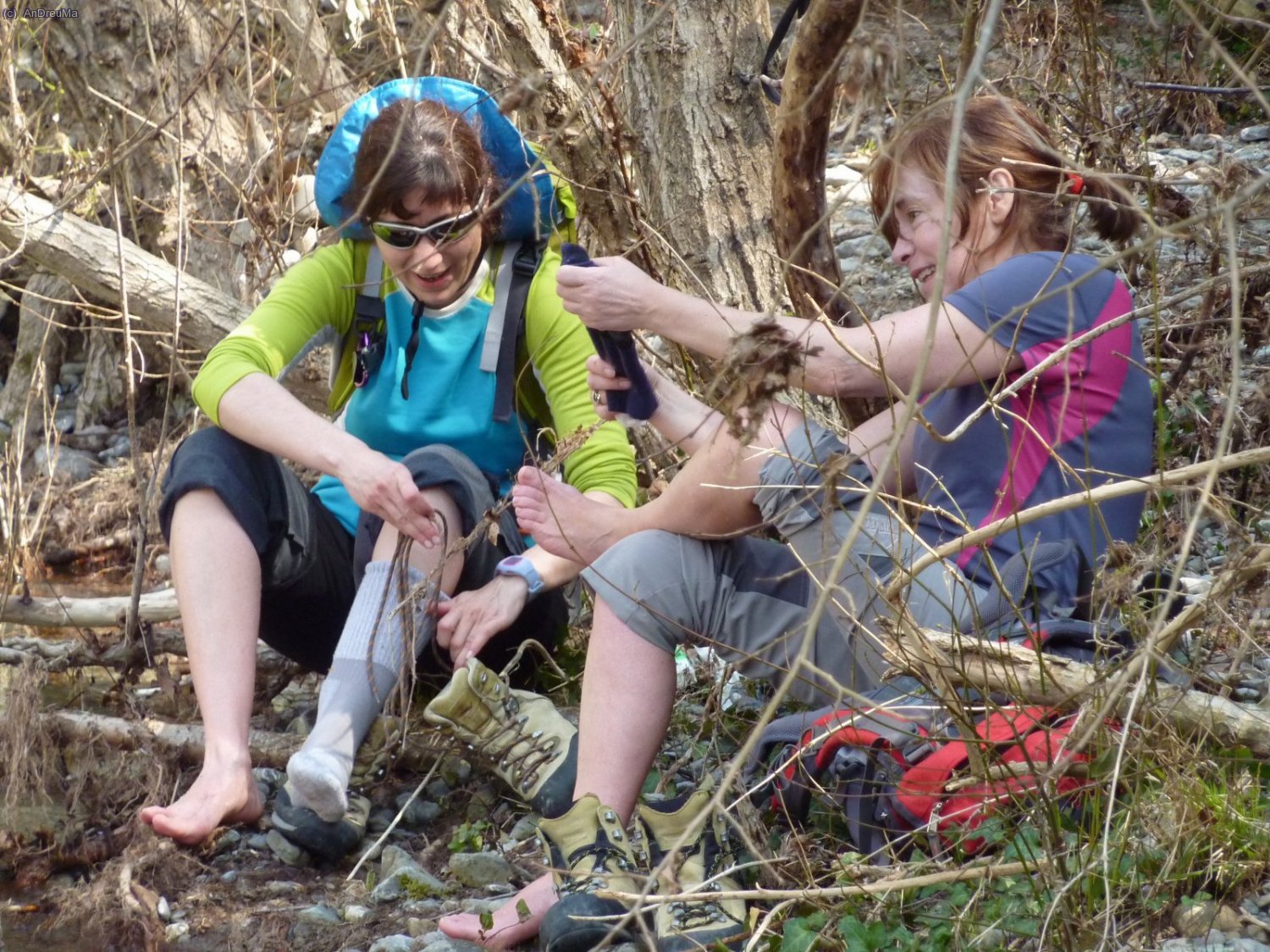 Les noies del grup despr&eacute;s de superar la Riera d