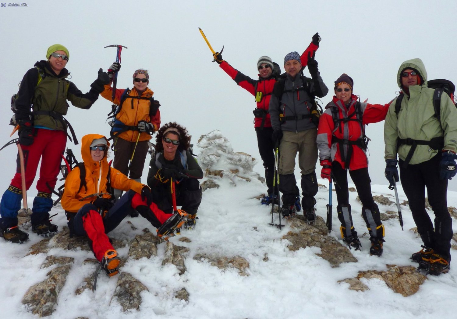 Eureka, fem el cim del Clarabide Oriental...i amb la "emprenyadora" boira pel mig!!  