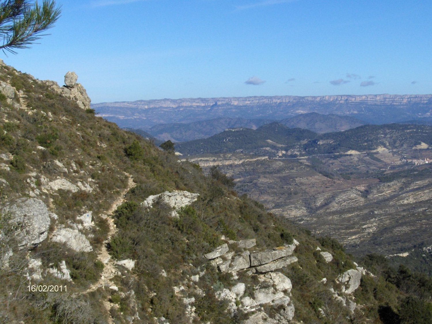 Subiendo hacia el Portell de la Cova con la Serra del Montsant al fondo.