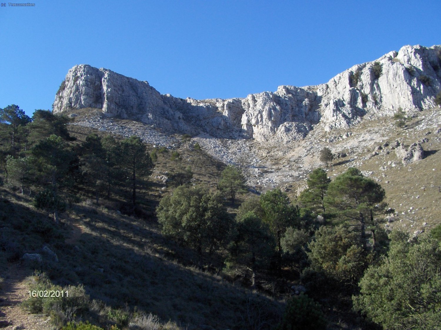 Ya estoy en el camino habitual de subida por el Coll Roig, acabo de trapassar el Portell, pasar&eacute; a ver la Cova que esta debajo de los riscos de la derecha y luego llegar&eacute; arriba de la Mola superando el f&agrave;cil paso por la canal de acces