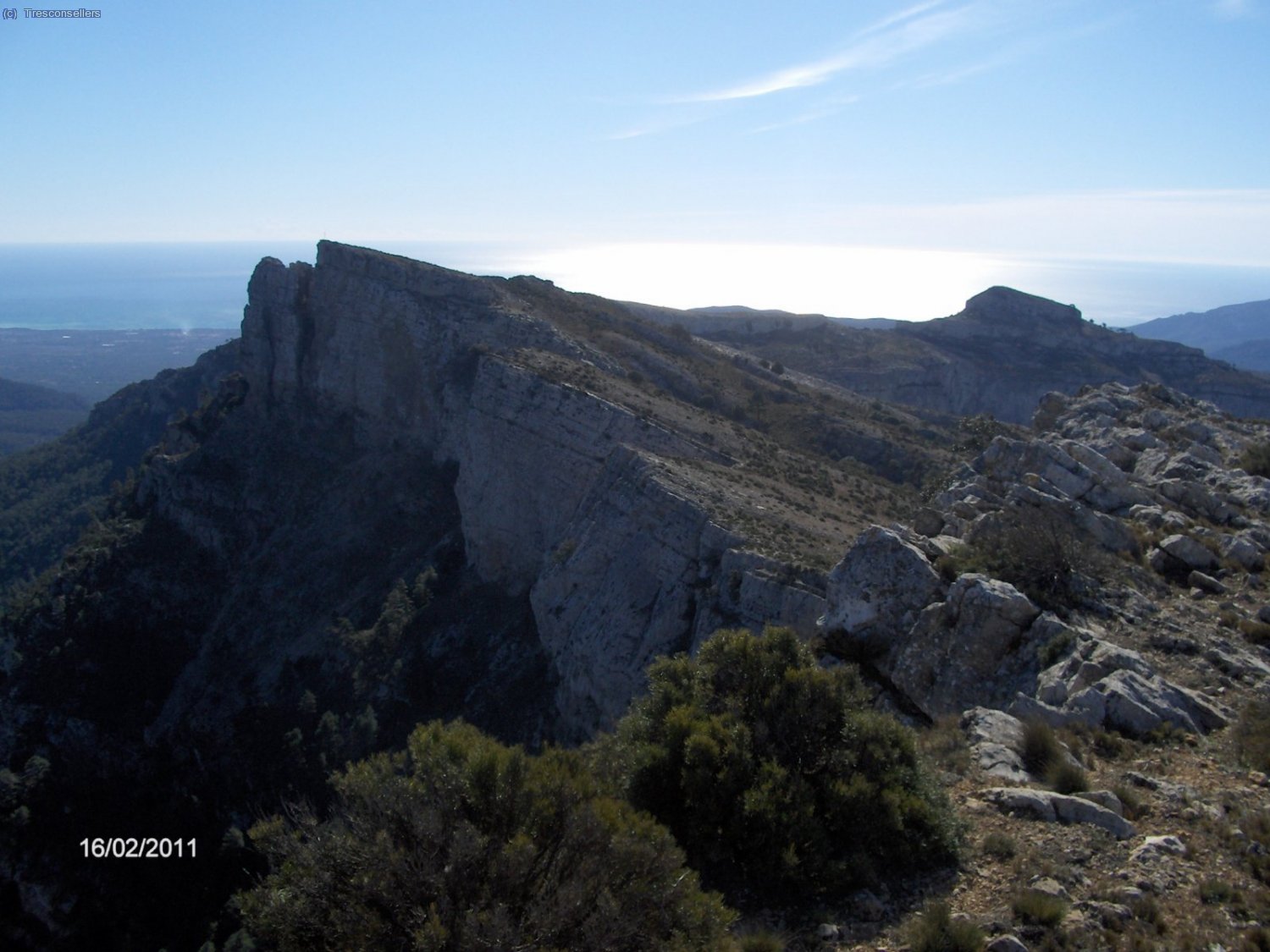 La Creu de Llaberia y a la derecha el Mont-redon mis siguientes destinos. Magn&iacute;ficas vista sobre el mar.