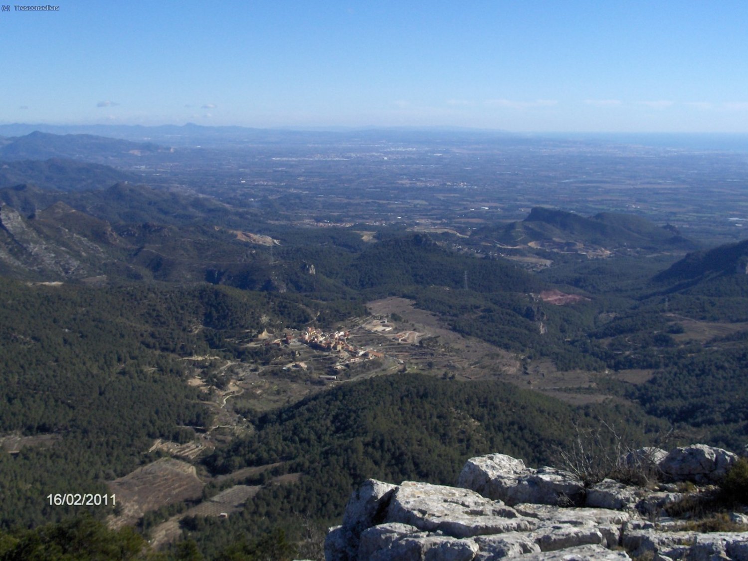 En la cima con el pueblo de Colldejou muy abajo.