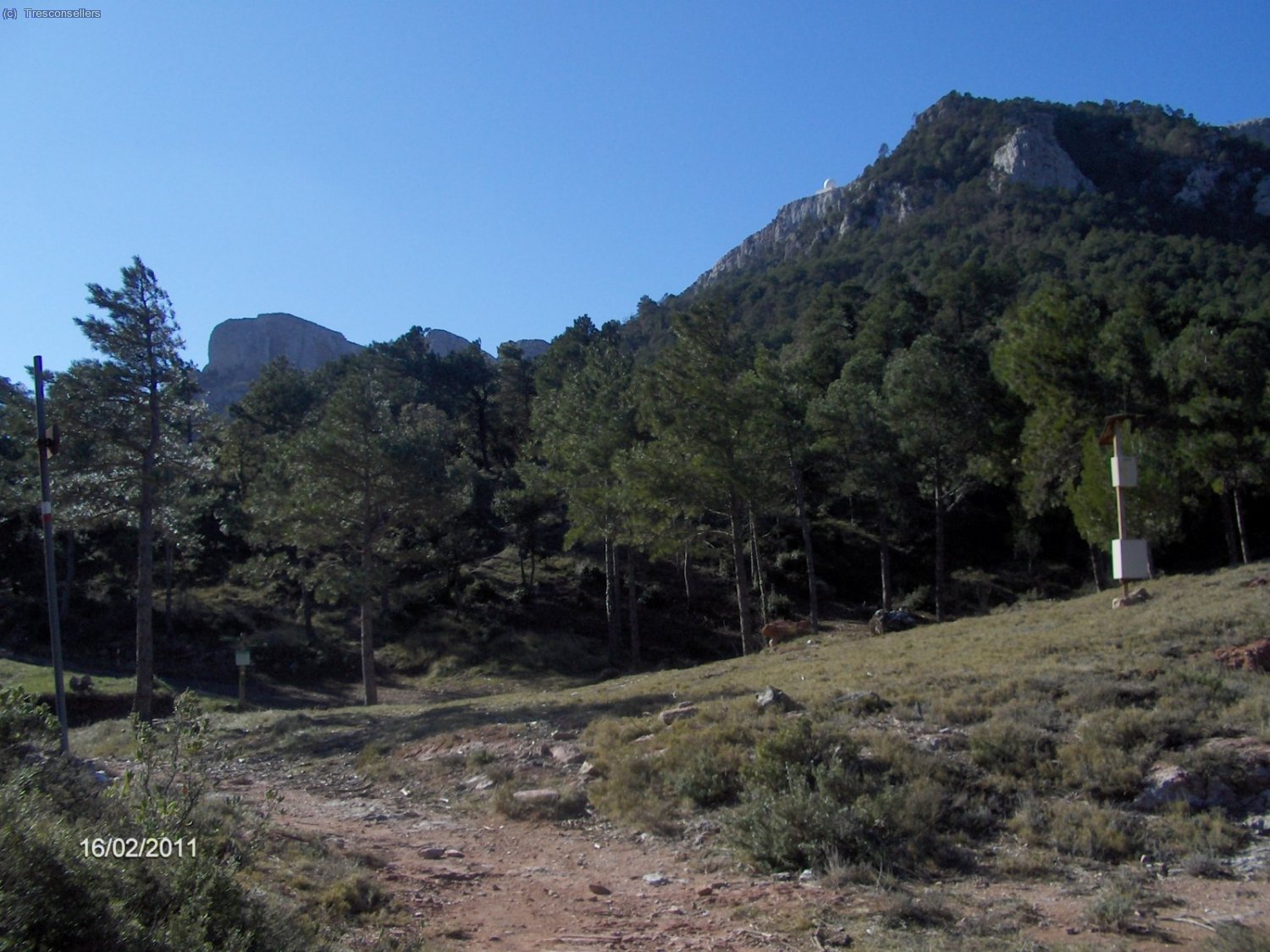 En el Coll del Guix, vemos alla arriba el radar meteorol&oacute;gico de las tierras del sur de Catalunya, en la Miranda de Llaberia a donde me dirijo.