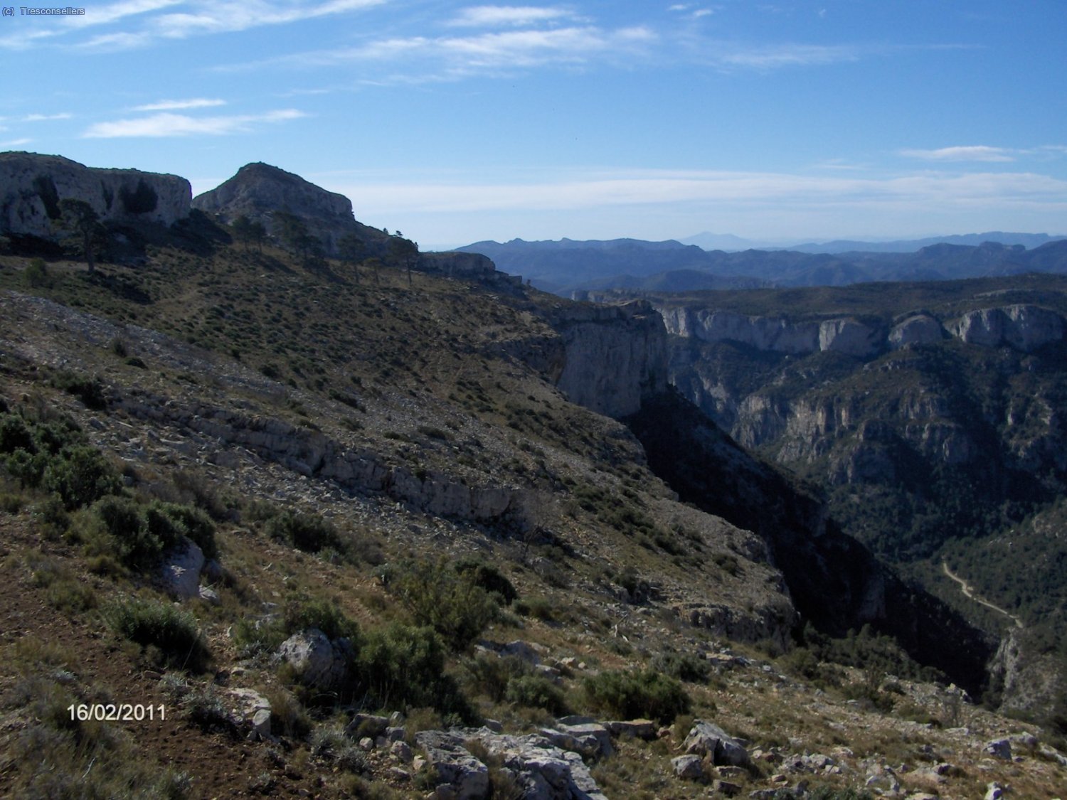 El camino realiza un flanqueo por encima del Barranc de la D&ograve;via (bien profundo) para llegar al Mont-redon.
