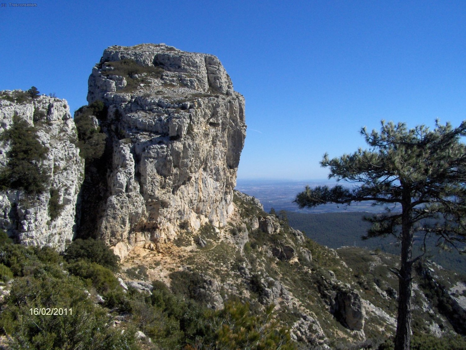 El Cavall Bernat, hay que grimpar un poco, pero no es dif&iacute;cil. Subo por la canal de la izquierda que est&aacute; en la sombra y antes de llegar arriba de ella trepo por el muro de la derecha para ir a salir a la plataforma superior que se ve enfren