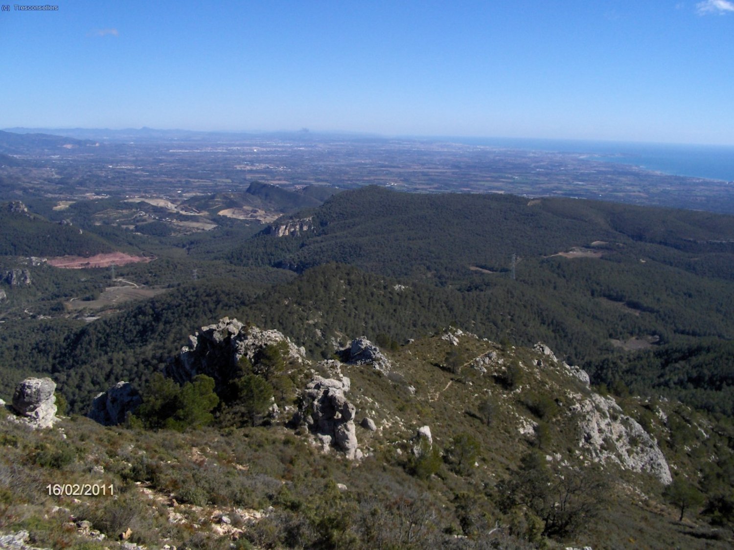 Desciendo pasando al lado de la Roca dels Esperits y como tel&oacute;n de fondo el Camp de Tarragona.