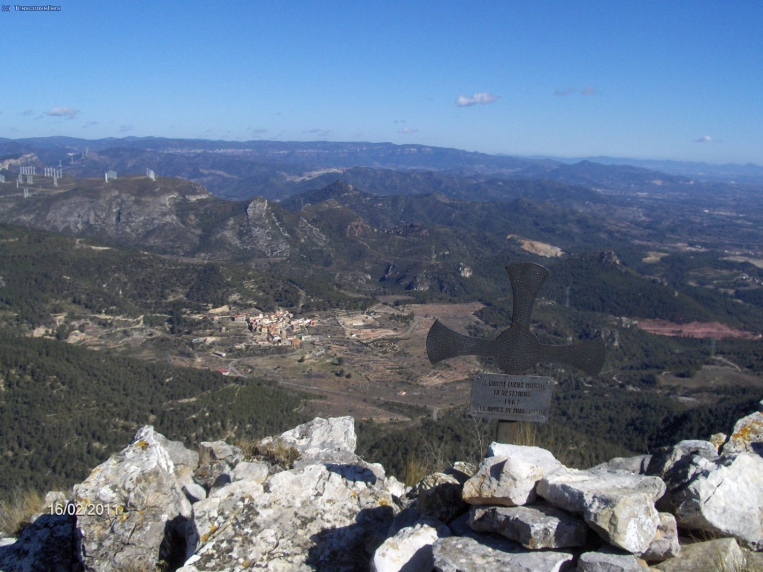 En la cima del Cavall Bernat con vistas a Colldejou.