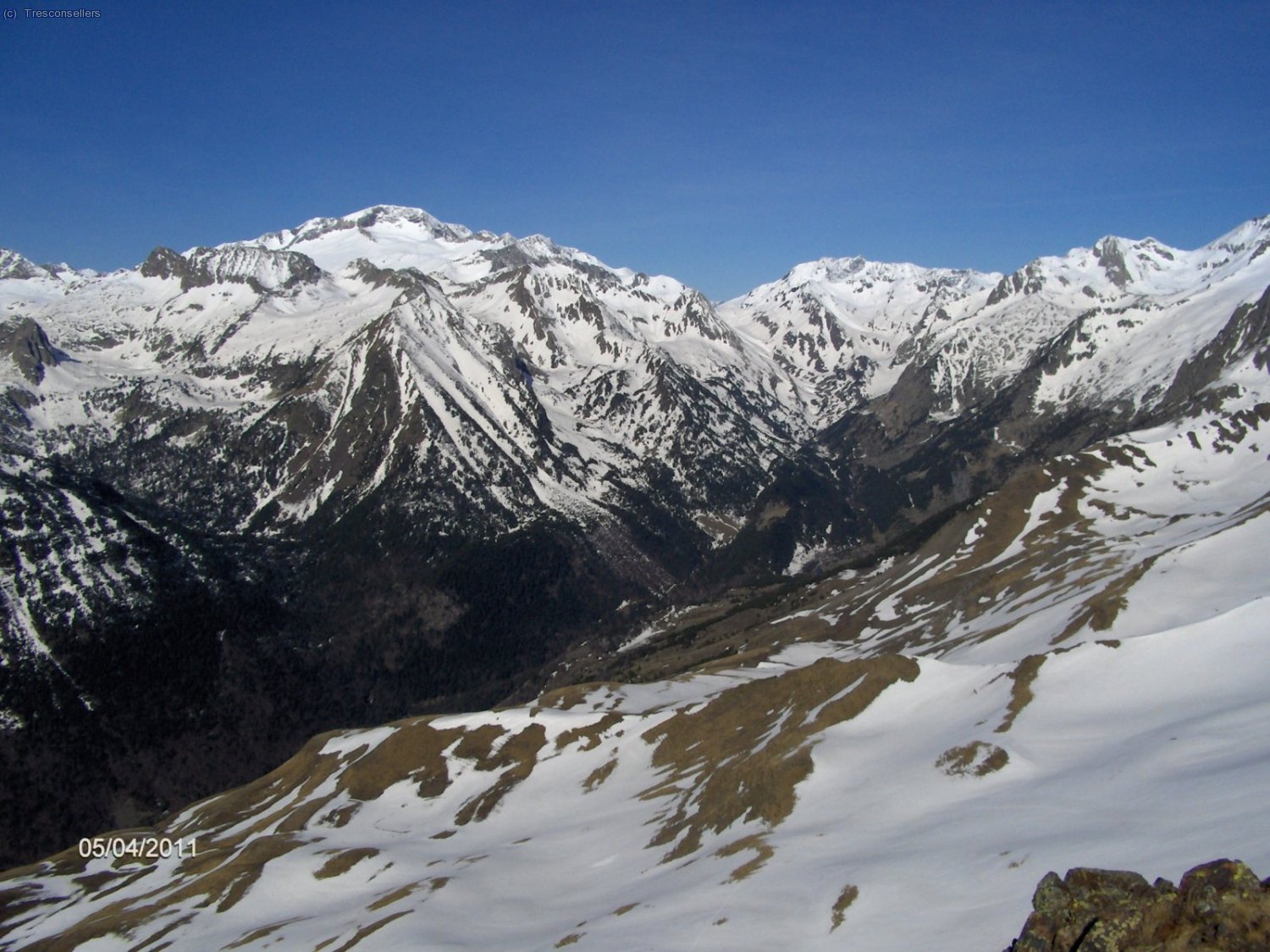 Vistas hacia el oeste (Posets, Valle de Estos, Bachimala etc...). Se puede apreciar la magnitud de los aludes en la zona alta del valle de Est&oacute;s.