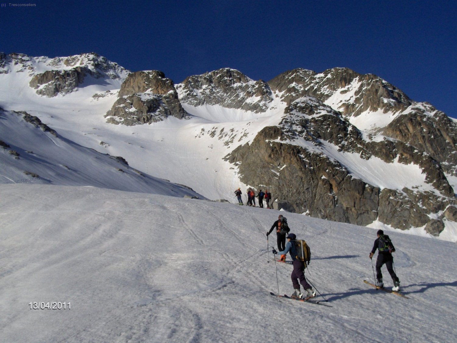 Nos encontramos con un grupo de Panticosa. La Torre Cordier nos tapa el corredor, a la derecha el Pico Cordier por donde bajaremos.