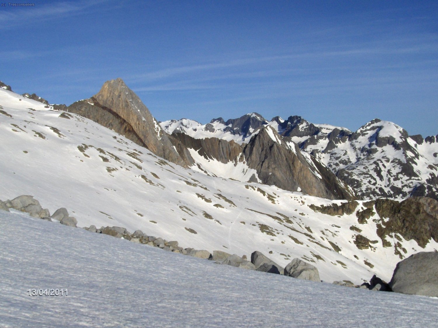Al oeste la Tuca Blanca de Paderna y al fondo las cimas del valle de Remu&ntilde;e.