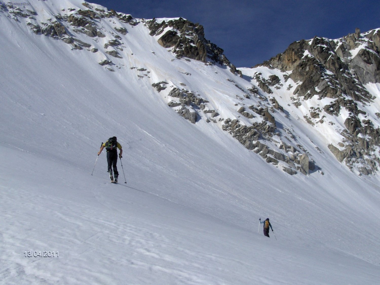 Tras superar la Torre Cordier tenemos que seguir flanqueando para buscar el inicio del corredor. Este tramo estaba muy expuesto, cuatro dedos de nieve suelta encima de una capa dura.