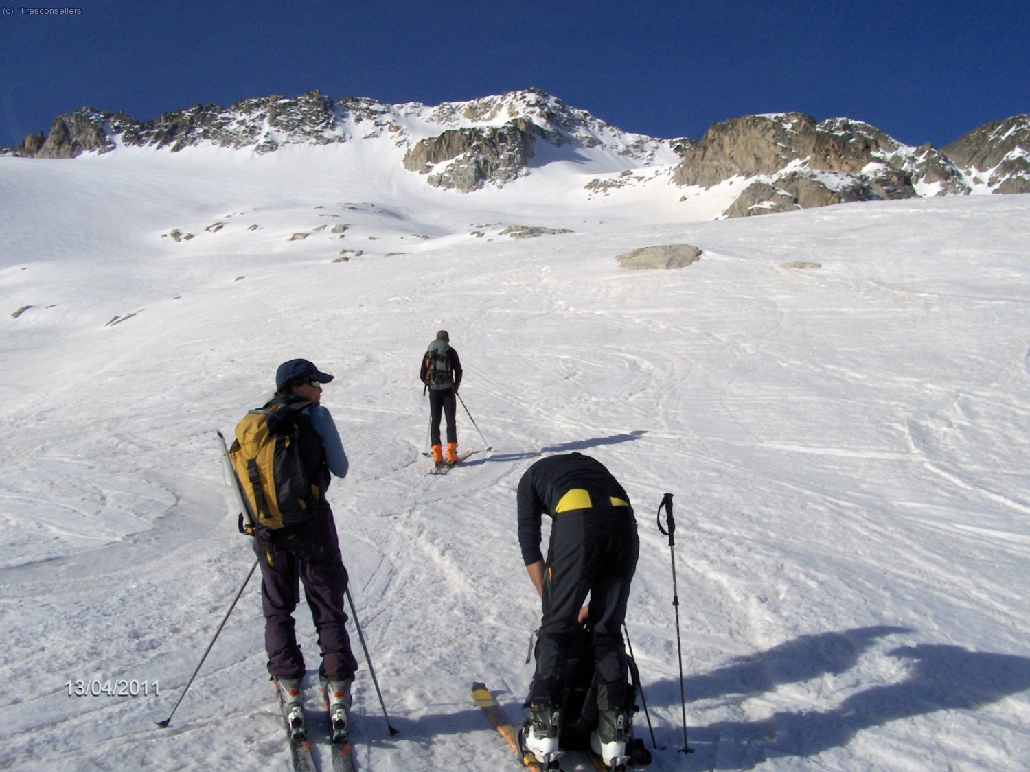 Vamos a buscar un primer flanqueo por encima de la Torre Cordier, enfrente nuestro el Pico Cordier donde vemos claramente el descenso que nos espera.